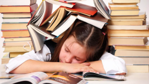 Lý do bạn hay buồn ngủ khi học bài