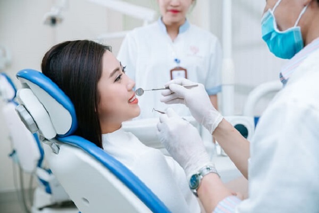 Nghề bác sĩ răng hàm mặt thực hiện công việc chăm sóc sức khỏe răng miệng cho nhân dân